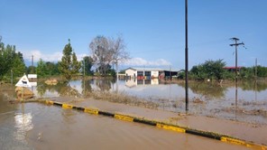 Εκατοντάδες πλημμυρισμένα σπίτια στα Μ. Καλύβια – Συνεχίζονται οι απεγκλωβισμοί